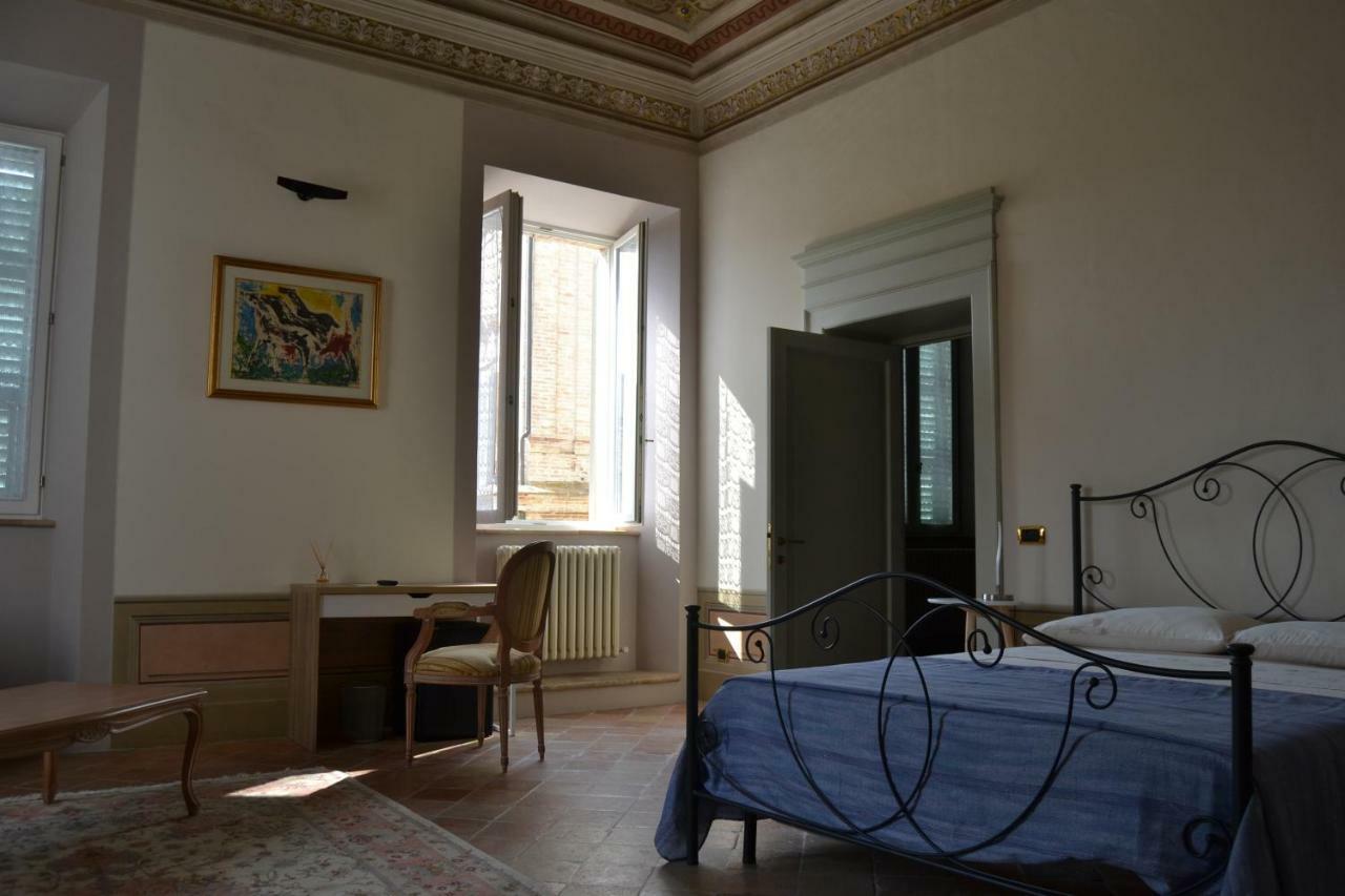 Palazzo Roberti Hotel Monte San Giusto Exterior photo